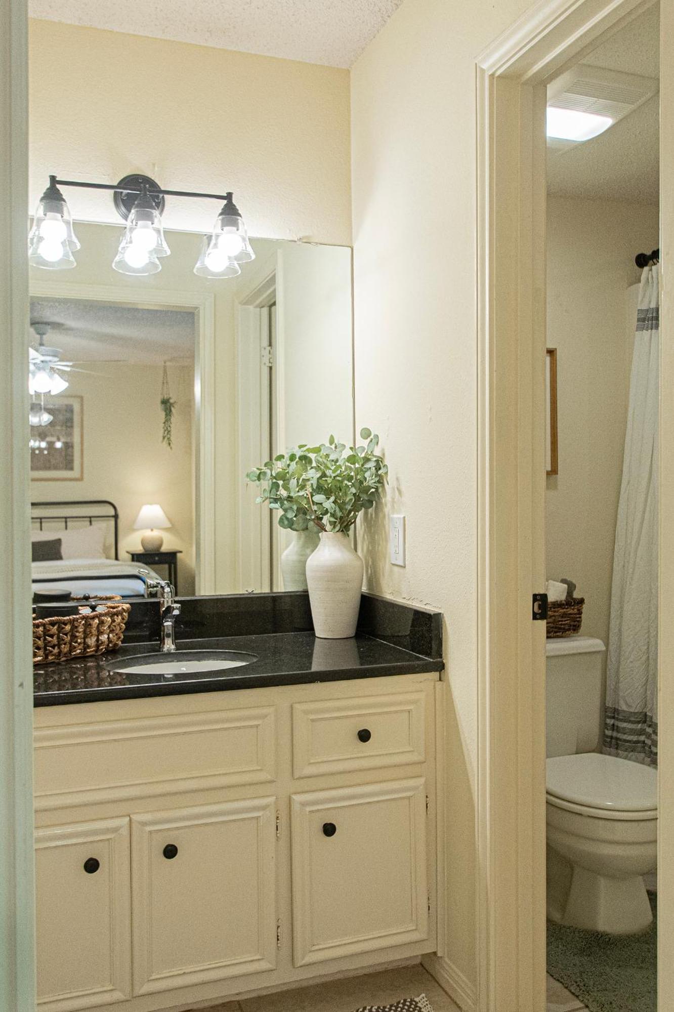 Apartment Charming, Plush Escape! *